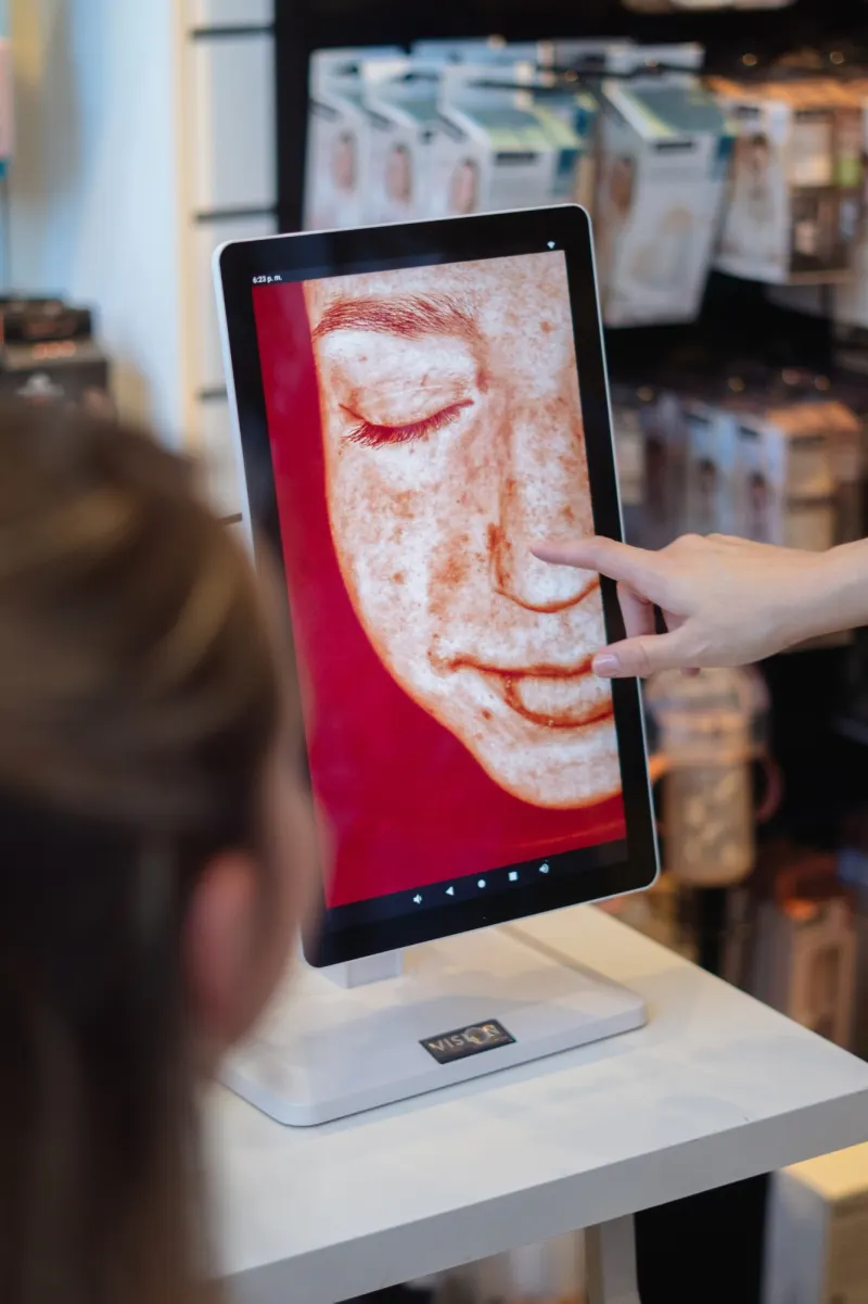 Primer plano de la pantalla de análisis de piel durante una asesoría